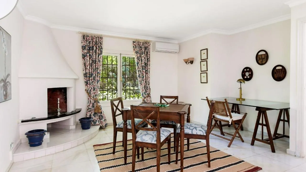 Tas Chill - Puente Romano Marbella Beach Front Apartment 0*,  Spain